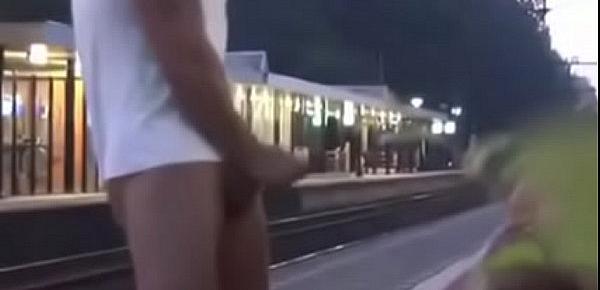  Loira sendo fodida na estação de trem